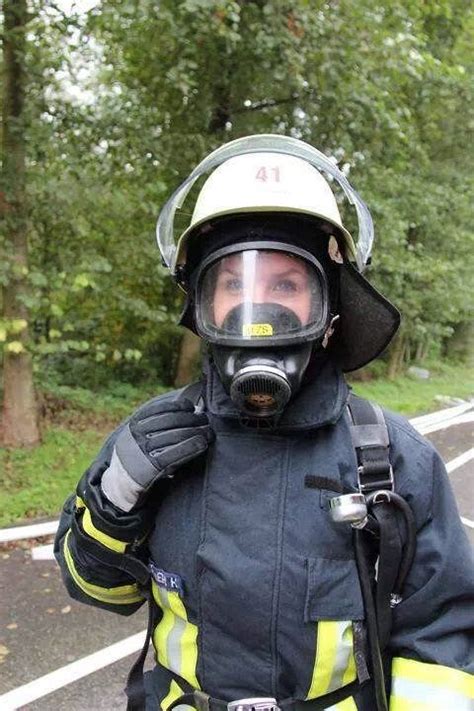 Pin Von J J Auf Masked Gasmaske Feuerwehrfrau Atemschutzmaske