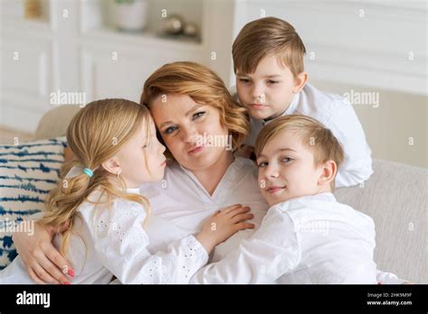 Lindos Niños Abrazando Emocionado Mamá Mostrando Amor Y Afecto