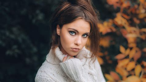 sexy slim blue eyed long haired brunette teen girl wallpaper 5574 2560x1440 wallpaper juicy