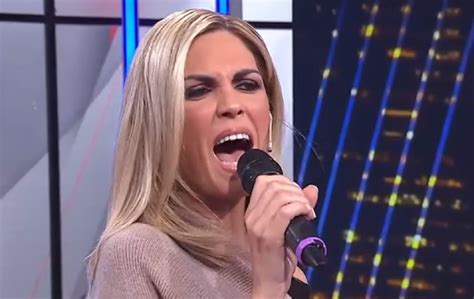Viviana canosa comenzó su programa nada personal con un baile. "Una que sepamos más o menos": Viviana Canosa cantó en A24 ...