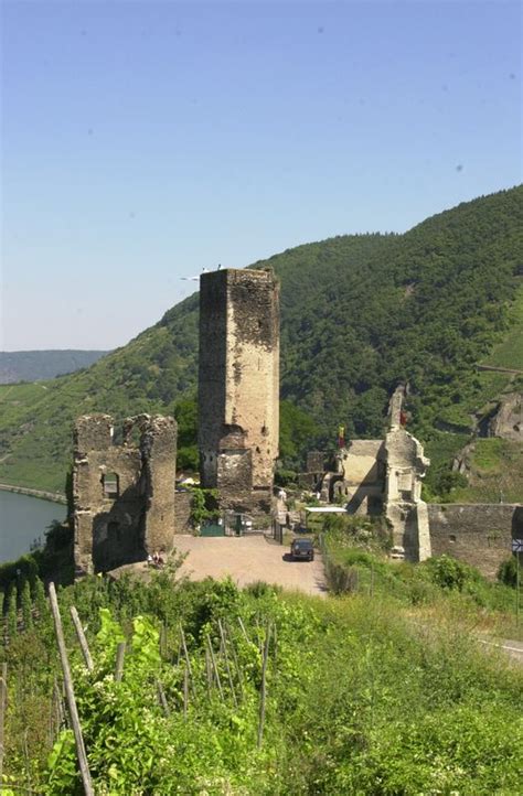 Burg metternich.jpg 828 × 549; Burgruine Metternich, Beilstein - Mosel-Touristinformation