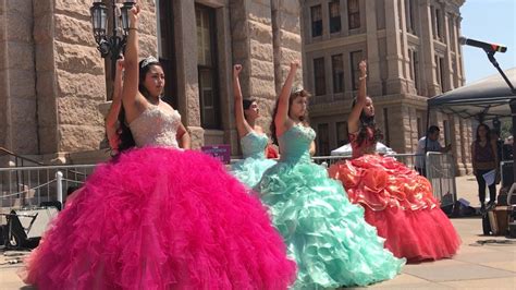 Entre Música Y Baile Cientos Protestan En Texas Contra La Sb4 Y A Favor De Daca Univision 62