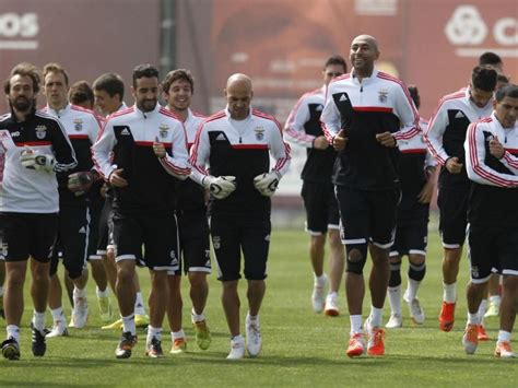 Jogo pela 33a rodada do campeonato portugues. Treino do Benfica (Reuters) | Videos de futebol, Treino, Sporting