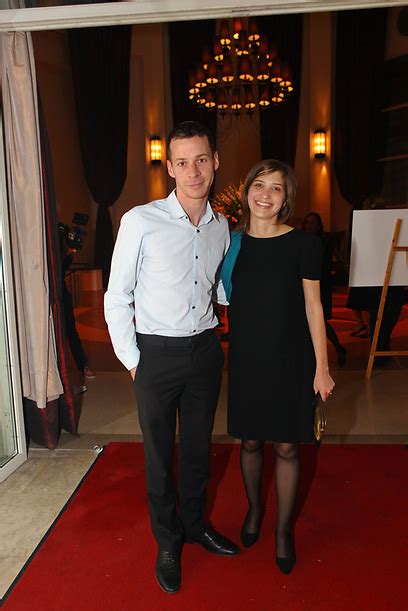 יונית לוי מפגינה אהבה, צעקה הכותרתוהאמת שגם אנחנו קצת צעקנו משמחה כשקיבלנו למערכת את התמונות של לוי כפי שלא נראתה מעולם ברגעים רומנטיים יחד עם הבעל עידו רוזבלום. הפוגה כלה: מנחם הורוביץ חיתן את הבת