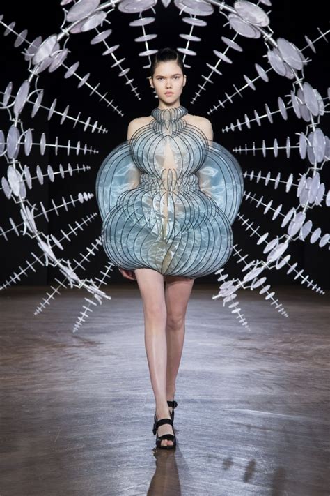 Iris Van Herpens Kinetic Couture Wins Fashion Week Fib