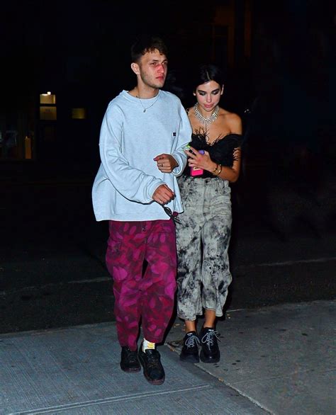 Okay y'all, i'm pretty sure that we have a new couple on our hands, so please allow me to introduce our latest celeb pairing: DUA LIPA and Anwar Hadid Arrives at Gigi Hadid's House in ...