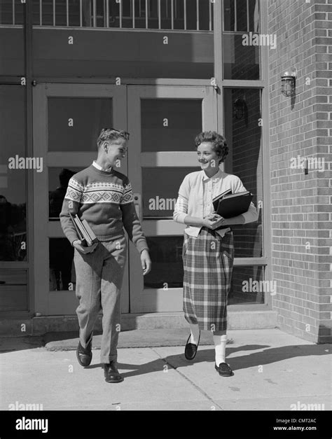 1950 Dos Estudiantes Adolescentes Que Chico Y Chica Andando Desde La