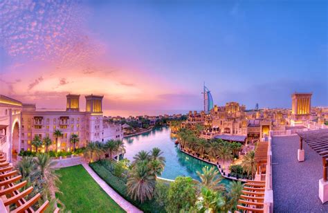 Dubai leži na sjeveru emirata dubai uzduž istoimenog kanala perzijskog zaljeva, širokog od 100 do 1300 metara i dugog 14 km, koji ga dijeli na dva dijela.praktički je gotovo spojen sa obližnjim obalnim gradovima sharjahom i ajmanom u jednu veliku konurbaciju. Dovolenka v Dubaji - Ponuka hotelov a informácie o Dubaji ...