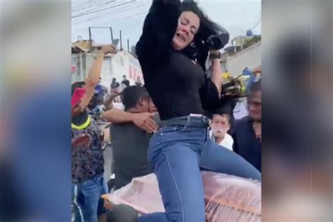 Not Your Typical Funeral Woman Starts Twerking On Coffin