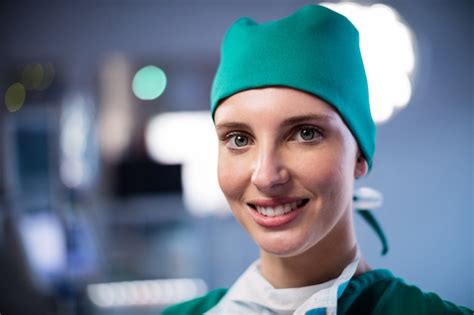 Premium Photo Portrait Of Female Surgeon Smiling In A Operating Room