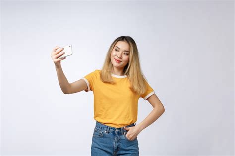 Primer Plano De Joven Bella Mujer Asiática Tomando Selfie Foto Premium