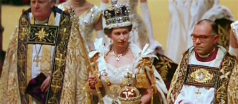 La princesse accède au titre de reine, elle est désormais la. Elizabeth II : dans les coulisses de son Couronnement - Gala