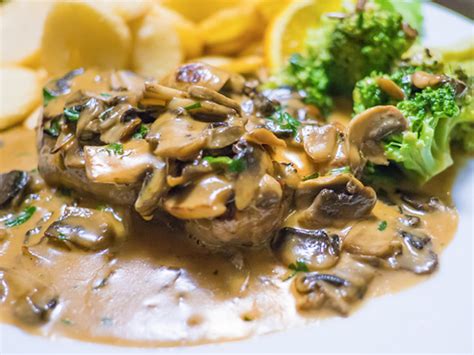 Schweinefilet mit Champignons und Soße aus dem Ofen Rezept