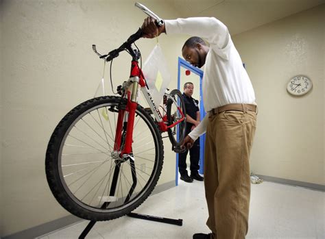 Prisoners Refurbish Bikes For The Needy The Columbian