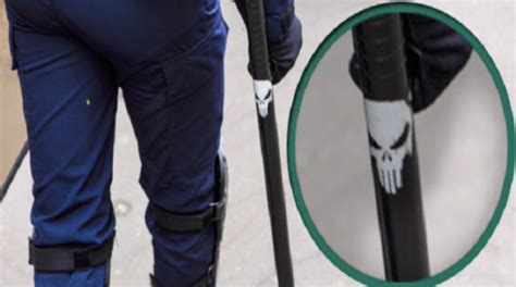 Une Tête De Mort Du Punisher Sur La Matraque Dun Policier Fait Polémique
