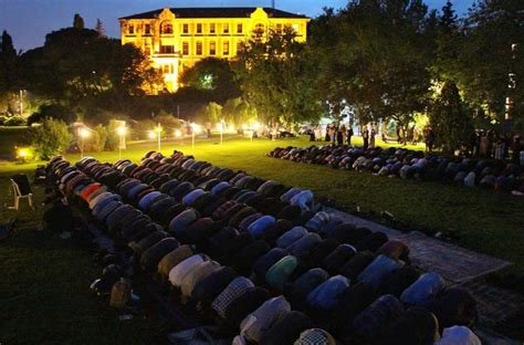 Boğaziçi, i̇stanbul'dan tamamen farklı, fakat ondan ayrı düşünülemeyen, bir güzellikler bölgesidir.her semtin ayrı hüviyete sahip olmasına rağmen yine de türkçe boğaziçi kelimesinin i̇ngilizce karşılığı. Boğaziçi Üniversitesi'nde toplu iftar ve namaz