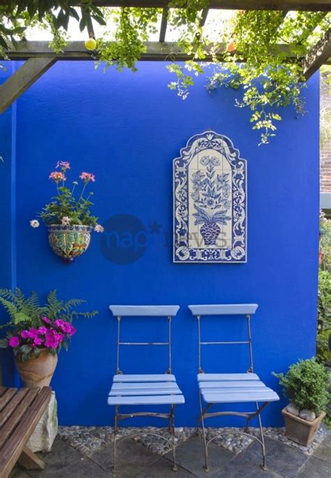 La peinture murale est une peinture monumentale dont le support est un mur intérieur ou extérieur, une voûte ou un plafond, par opposition à la peinture de chevalet qui est transportable. Peinture Bleu Majorelle Exterieur