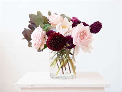 While it can be landing space for remote controls and magazines, it's also a place where your style can come to life. 5 Flower Arrangements To Try on Your Coffee Table | Coffee ...