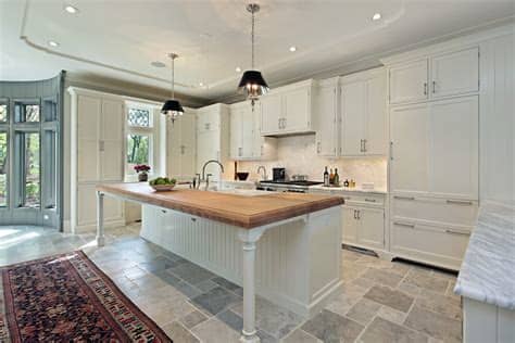 Another great kitchen floor tile idea is the installation of a medallion. 36 "Brand New" All White Kitchen Layouts & Designs (Photos)