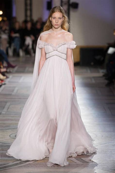 Es war halt ein bisschen anders als die üblichen brautkleider und das machte echt den unterschied. Zum Träumen schön! 👰🏼 Die aufregendsten Designer ...