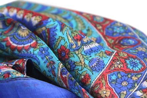 Pour obtenir de petites manches j'ai tout simplement augmenté de 15 mailles. Foulard carré en soie haut de gamme