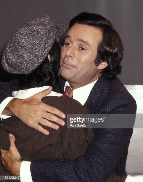Singer Cher And Talk Show Host Stanley Siegel On September 23 1977 News Photo Getty Images