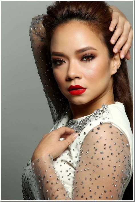 , viewsgambar nora toleh kat tepi leher tu mestilah anak nostalgia. Gambar Terlampau Nora Danish Dan Nadeem Atas Sofa - MXH