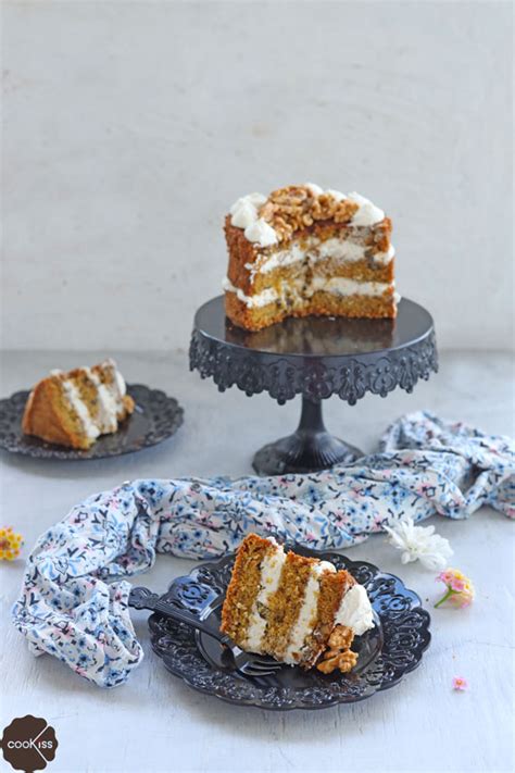 Una torta americana a base di cioccolato fondente, ricoperta da una glassa al cacao e sormontata da panna montata. Carrot cake la VERA ricetta ORIGINALE americana!