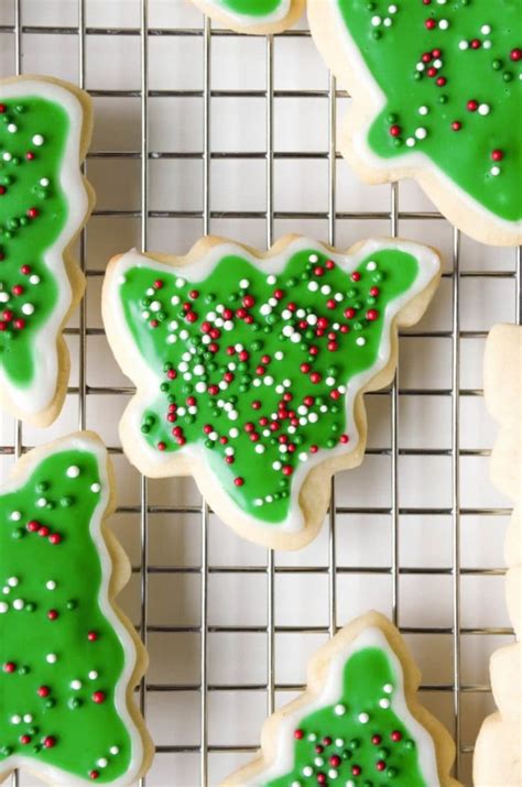 Whether it's traditional or modern, fancy or casual, christmas really is our favorite time of the year. Easy Sugar Cookie Recipe (How to Make Sugar Cookies) - The ...