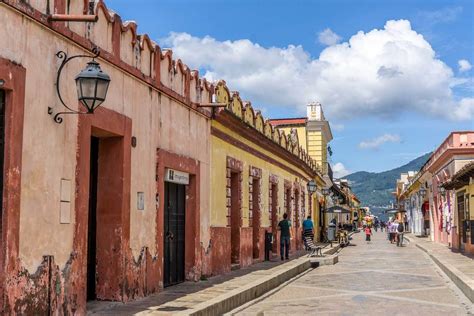 Francis vall (08.02.2017 18:15) la propiedad de las áreas verdes de pinares son municipales y el área deportiva es de cdag confederación deportiva autónoma de guatemala, para la información de nuestros amigos, saludos. Streets of San Cristobal de las Casas, Mexico