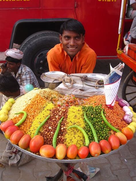 They have a mix of veg and non veg curries served with basmati rice, snacks like chats and momos. Food Vendor in India - - #Street | Cuisine de rue ...