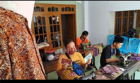 Kampung Jahit Kediri Modifikasi Masker Berbahan Tenun Ikat