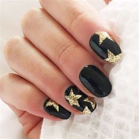 Bello diseño de uñas negras y plateadas brillantes. Diseños de uñas en negro (2021) | ActitudFem