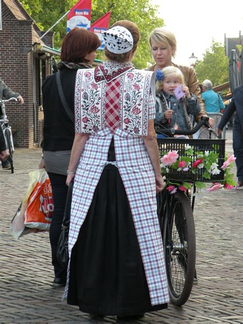 Traditional Costume Spakenburg The Netherlands Bunschoten Spakenburg Pinterest Kostuums
