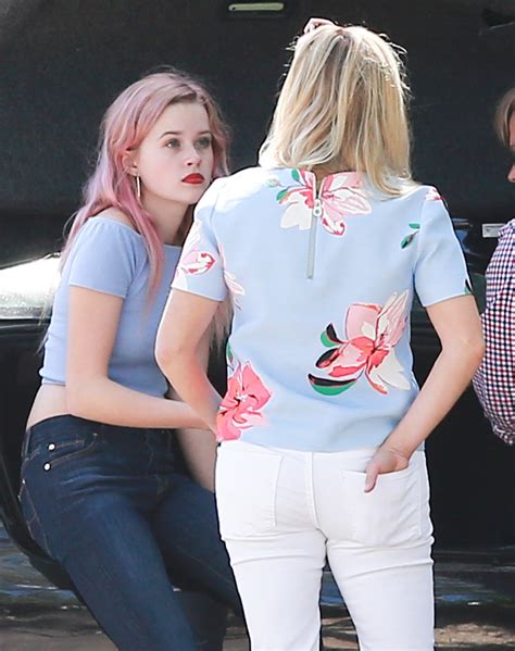 Reese Witherspoon S Daughter Pink Hair Ava Phillippe Teen Vogue