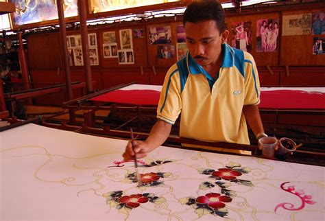 Malaysian Batik A Batik Craftsman Shows His Skills At Kual Flickr