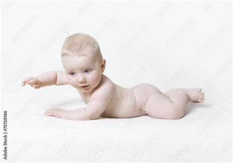 Nacktes Baby Liegt Auf Dem Bauch Stock Photo Adobe Stock