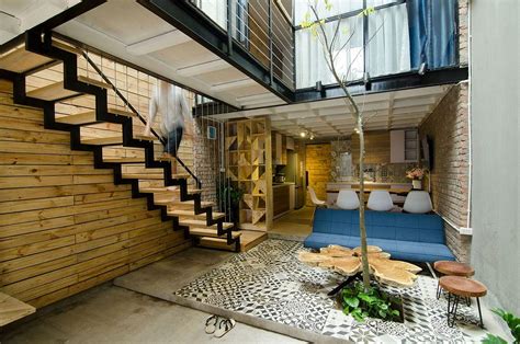 Small Home Maximizes Space And Ventilation Using A Cool Atrium
