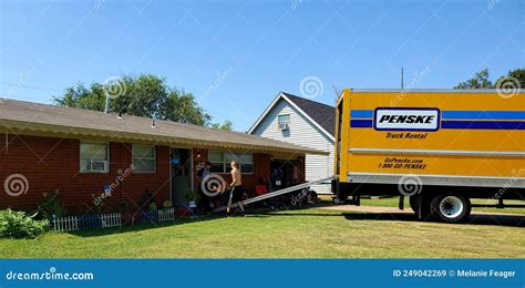 Penske Moving Truck Lindy Oklahoma Brick House Editorial Stock Image