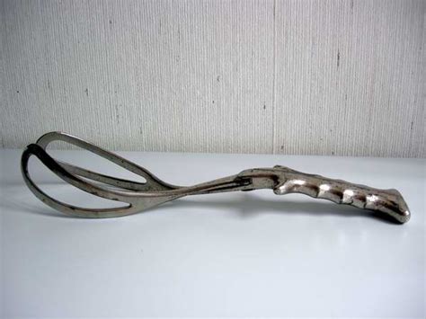 Kielland's forceps have been in obstetric practice for over 80 years but their use causes a wide spectrum of reactions in obstetricians. Forcipe Cesareo