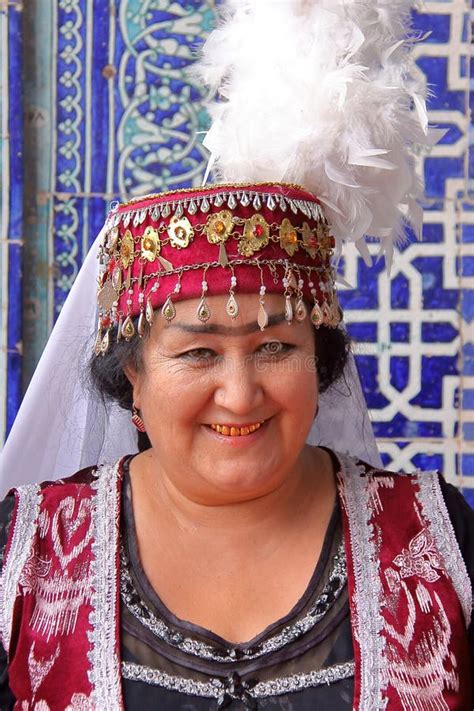Khiva Uzbekistan May 4 2011 Traditionally Dressed Uzbek Woman Posing At Tosh Hovli Palace