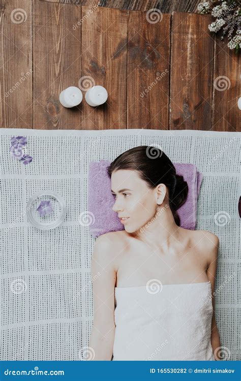 La Fille Se Trouve Dans Le Sauna Avant Le Massage Et Le Spa Photo Stock