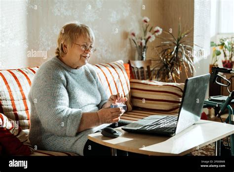 Ältere Reife Ehrliche Echte Kaukasische Frau Blick Auf Laptop Bildschirm Zu Hause Und Halten