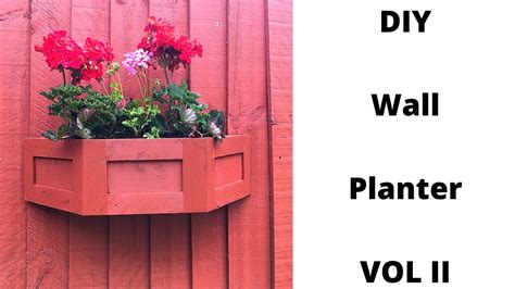 Create a stylish way to store outdoor décor with this slatted deck box. Do it yourself Box / Garden / Vertical / Wall Planter Plans Ideas 👉Free Woodworking plans - YouTube