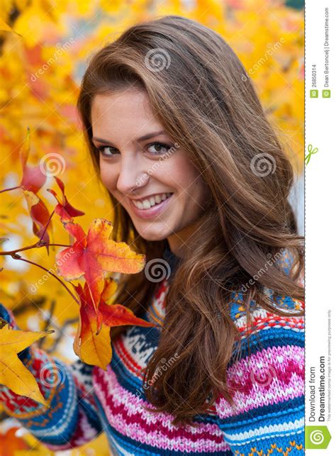 Het Meisje Van De Tiener In De Herfst Stock Foto Image Of Blad
