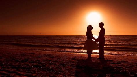 Couple Romantique Sur La Plage Pendant Sunset Hd De Bureau Fond Décran