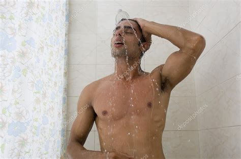 Homem Tomando Banho — Fotografias De Stock © Imagedbseller 32955325