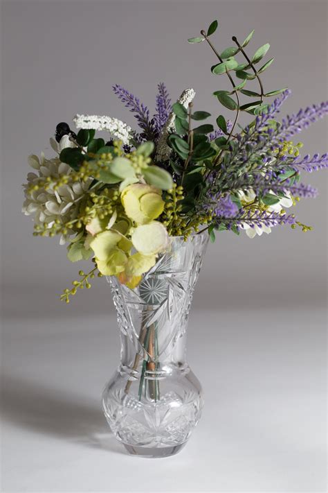 Vintage Crystal Glass Vase - Elegant Flower Vase - Modern Home Decor gambar png