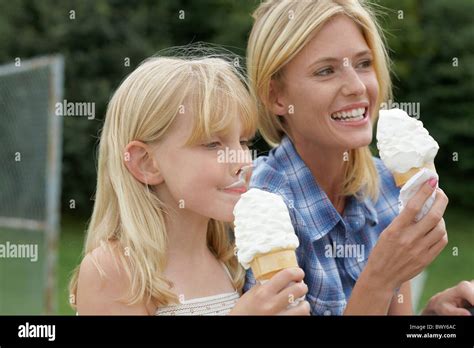 Madre E Hija Comiendo Conos De Helado Fotografía De Stock Alamy