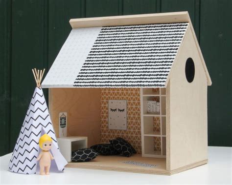 Sie können die wand komplett aus holz errichten, aus verkleideten europaletten, aus. Puppenhaus aus Holz selber bauen mit TWERCS Bauanleitung ...